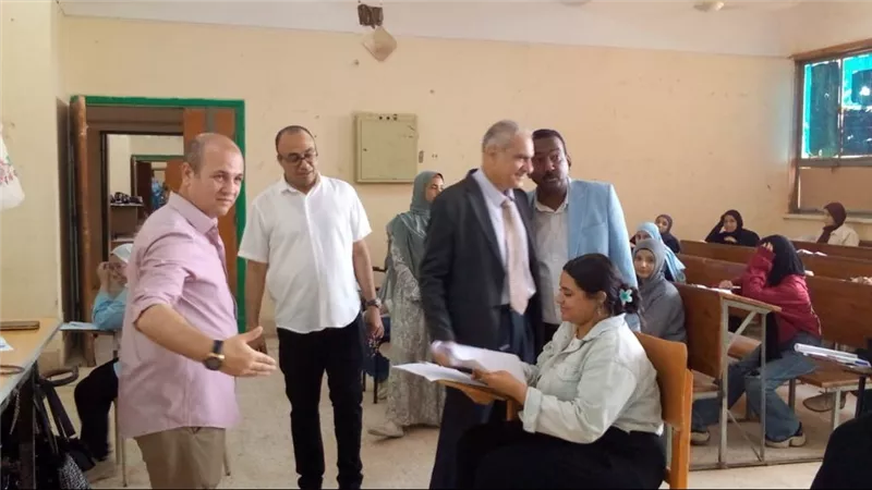 رئيس جامعة أسوان يتابع امتحانات كلية الخدمة الاجتماعية