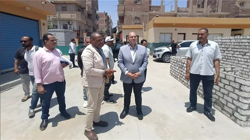 نائب محافظ الجيزة يتابع مشروعات حياة كريمة ورصف الطرق بمدينة الصف