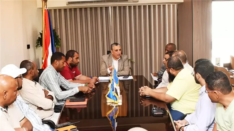 نائب محافظ أسوان يترأس اجتماعًا تنسيقيًا لتنظيم استخدام أرصفة السكة الحديد 