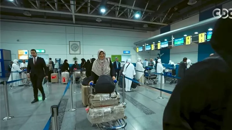 دموع امتزجت بالفرحة.. أسر شهداء الشرطة تغادر إلى الأراضي المقدسة لأداء الحج 