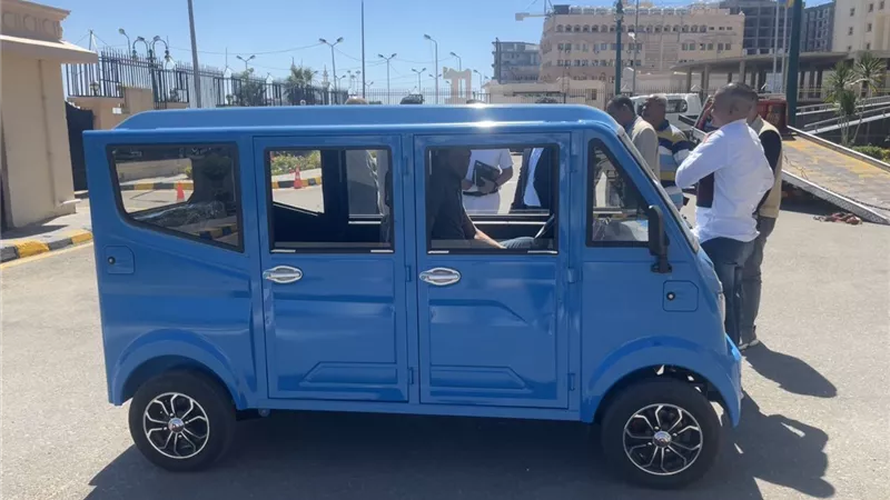 بديلًا للتوك توك.. محافظ الإسكندرية يتابع تجربة السيارة الكهربائية الجديدة