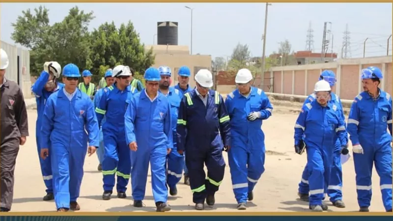 رئيس هيئة البترول يتفقد مصنع بوتاجاز البحيرة ومجمع زيوت الإسكندرية