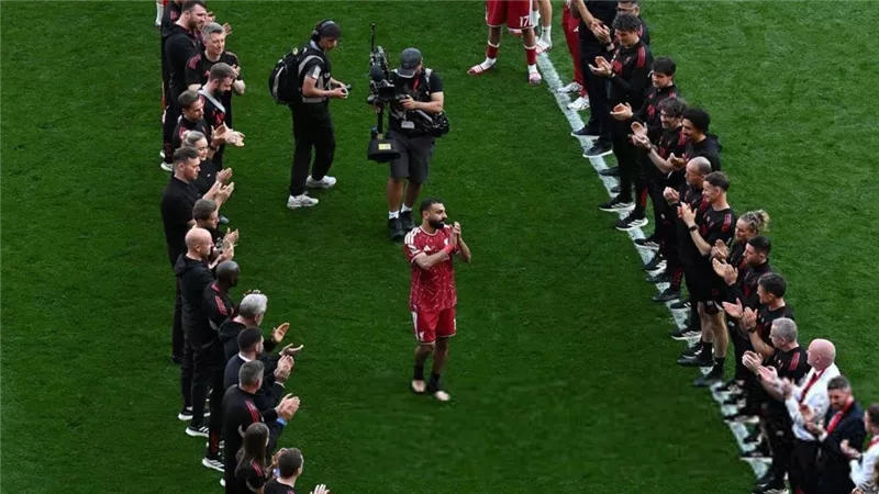 ليفربول يكرم محمد صلاح بممر شرفي تاريخي وسط دموع الملك