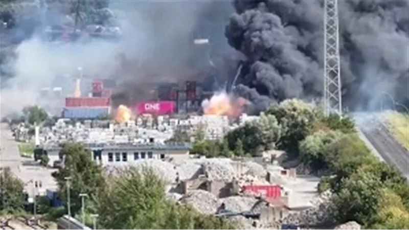 ألمانيا.. حريق سفينة شحن في ميناء هامبورج يصيب 8 أشخاص