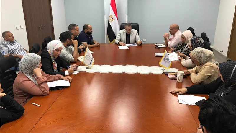 نائب فرع الرعاية الصحية بالسويس يبحث استعدادات عيد الأضحى ورفع الكفاءة 