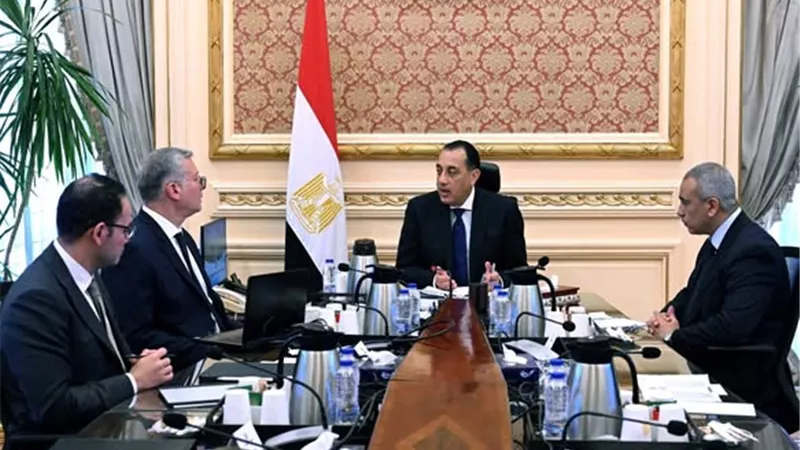 رئيس الوزراء يتابع  مع وزير البترول عدداً من ملفات عمل الوزارة  