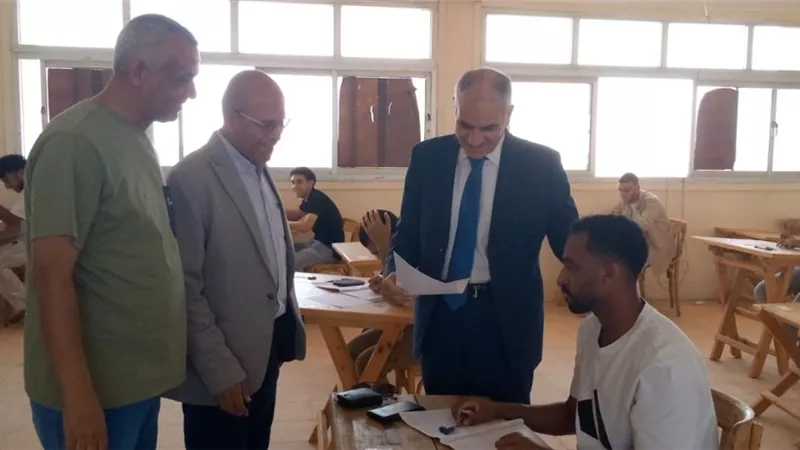 رئيس جامعة أسوان يتابع امتحانات هندسة الطاقة ويشيد بانضباط اللجان 