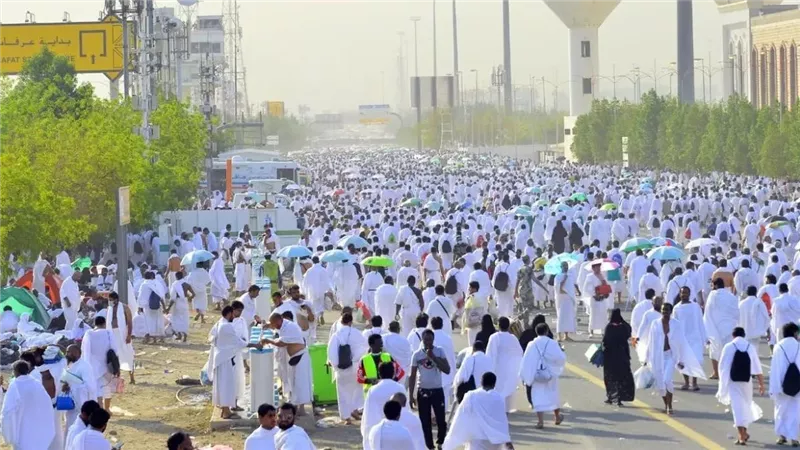 مشاهد مؤثرة من عرفات.. دعاء وتكبير ودموع بين مليوني حاج
