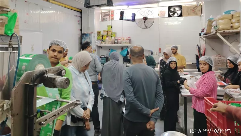 ضبط 11 طن أغذية فاسدة وغلق منشآت مخالفة خلال حملات مكبرة بالأحياء