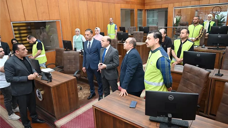 محافظ الغربية يتابع من مركز سيطرة للطوارئ جاهزية الأجهزة التنفيذية للعيد