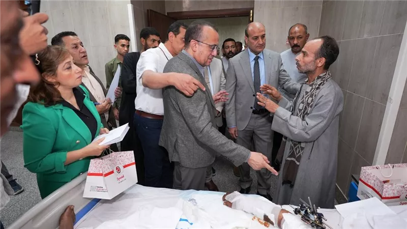 محافظ أسيوط يزور المرضى بمستشفى الإصابات الجامعي ويشاركهم فرحة عيد الأضحى 