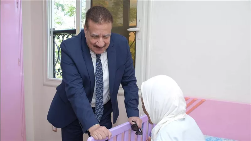 قبل وقفة عرفات..محافظ بورسعيد يزور دار المسنات لتهنئتهن بعيد الأضحى المبارك 