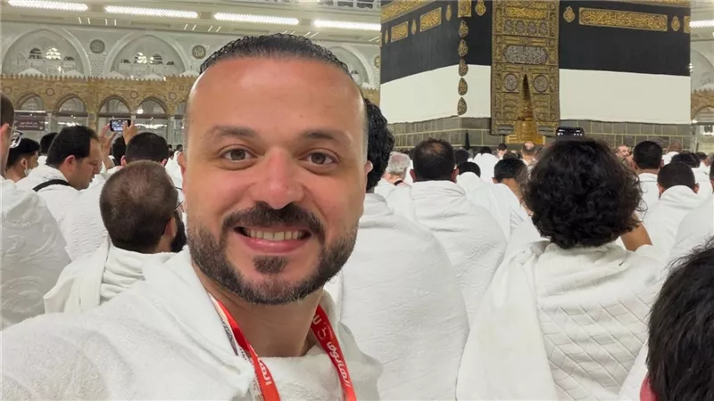 بالإحرام وأمام الكعبة.. محمد الجارحي يشارك متابعيه لحظات من الحج