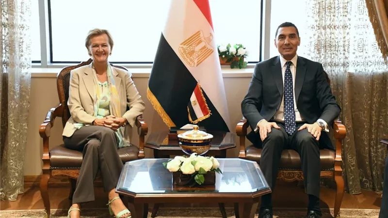 وزير الشباب والرياضة يلتقي مع سفيرة الاتحاد الأوروبي بالقاهرة