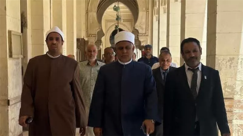 رئيس قطاع المعاهد يواصل متابعة أعمال تصحيح الابتدائية والإعدادية بأسيوط