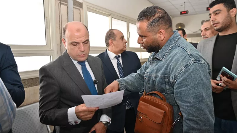 محافظ الغربية يواصل التواصل المباشر مع المواطنين داخل مواقع تقديم الخدمة 