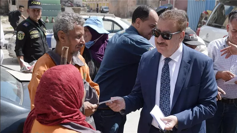 محافظ بورسعيد يشارك عمال النظافة فرحة عيد الأضحى ويوزع عليهم العيديات