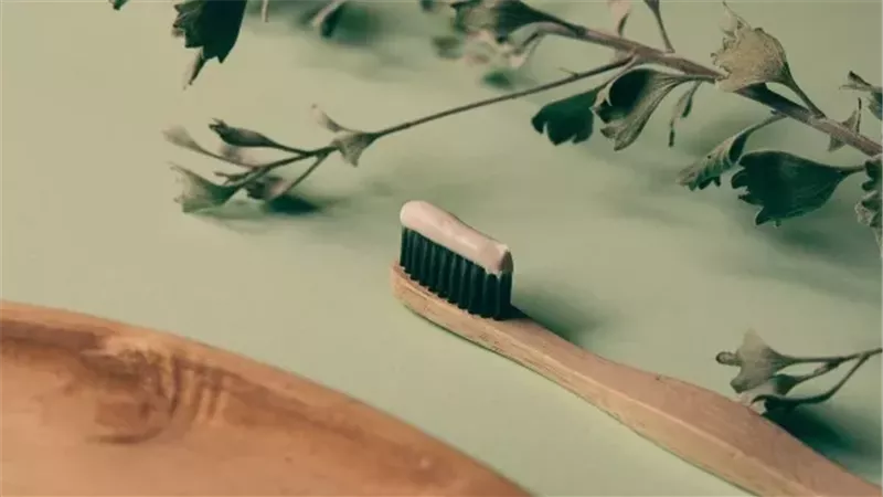 كم مرة يجب عليك تغيير فرشاة أسنانك وما مدى أهمية ذلك؟