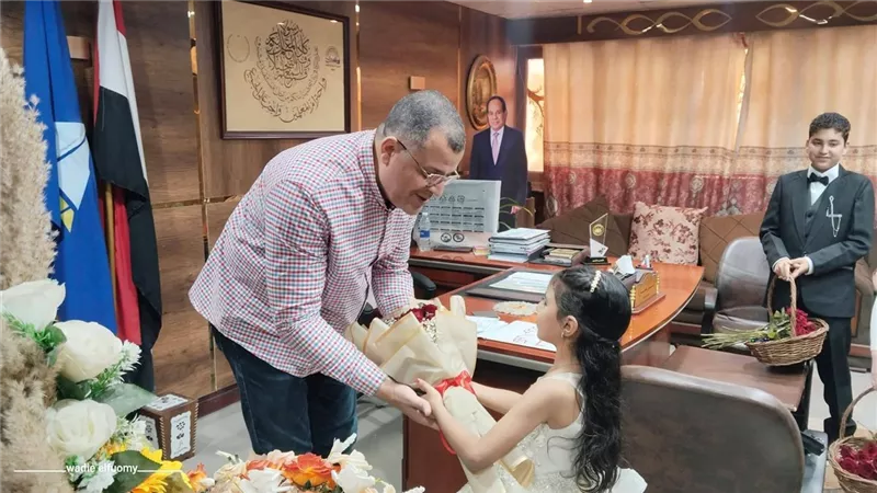 طلاب المرشدي للغات يهنئون وكيل تعليم دمياط بعيد الأضحى المبارك