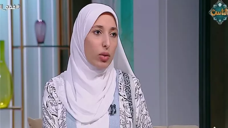 هل يجب على المرأة الأذان والإقامة للصلاة في المنزل؟.. أمينة الفتوى تجيب