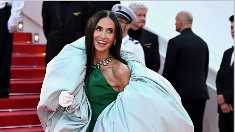 ديمي مور تخترق قواعد أزياء مهرجان كان بهذه الإطلالة