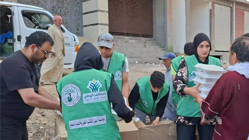 توزيع 3آلاف وجبة جاهزة و200 كيلو جرام من اللحوم و400 قطعة ملابس بالبحيرة
