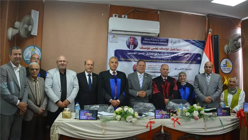 رئيس جامعة دمياط يتابع أعمال كلية التجارة ويناقش رسائل دكتوراه مهنية
