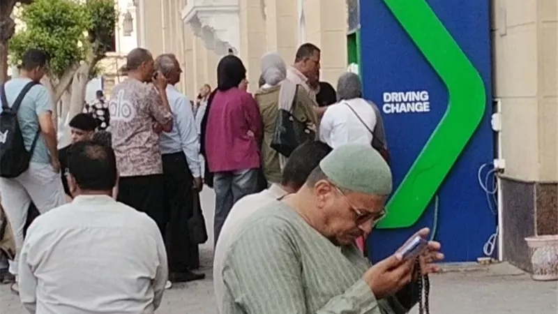 تكدس أمام ماكينات الـ ATM بشوارع طنطا والمواطنين: خايفين الفلوس تخلص من المكن