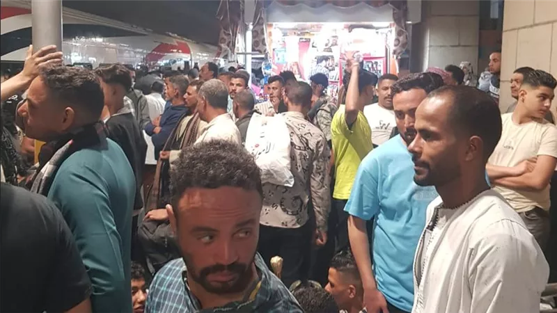 زحام وتكدس شديد للمسافرين بمحطة قطارات الجيزة لركوب قطار أسوان قبل العيد