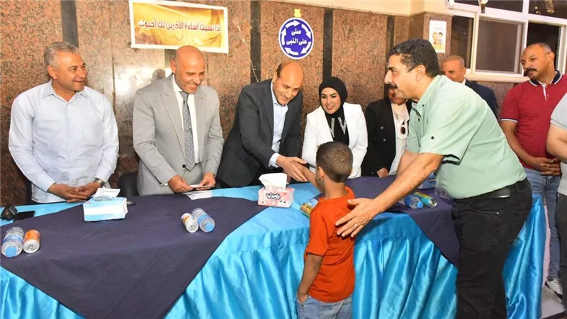 محافظ أسيوط يشارك الأيتام فرحة العيد.. هدايا وعيديات وتكريم للعاملين بدور الرعاية