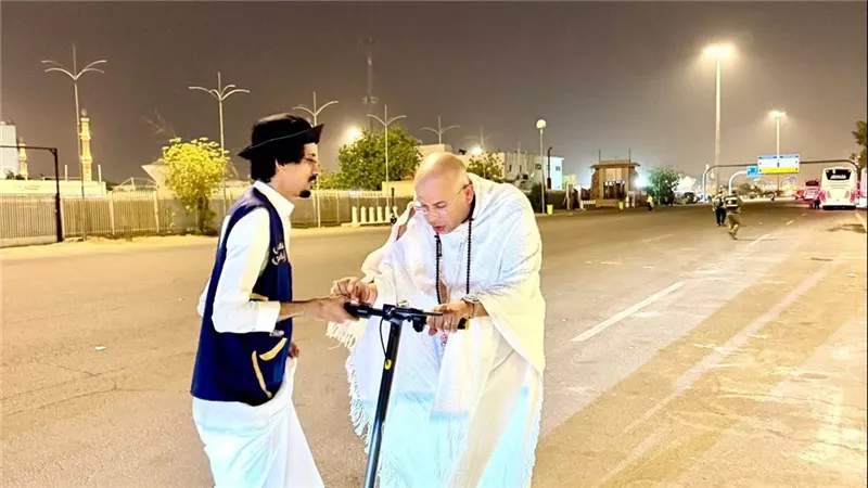 «سكوتر في عرفات».. أسامة قابيل يشيد بتسهيلات الحج هذا العام
