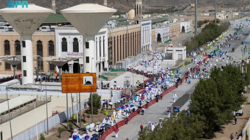 توافد الحجاج إلى مسجد نمرة لأداء صلاتي الظهر والعصر