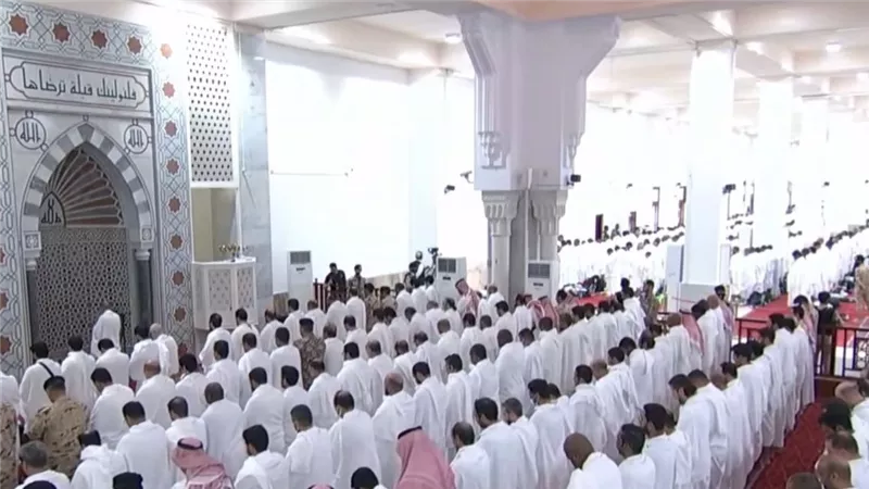 أداء صلاتي الظهر والعصر جمعا وقصرا من مسجد نمرة.. بث مباشر
