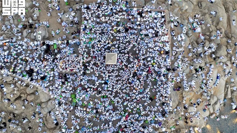مشهد مهيب.. واس تنشر لقطات لوقوف حجاج بيت الله الحرام على جبل عرفة