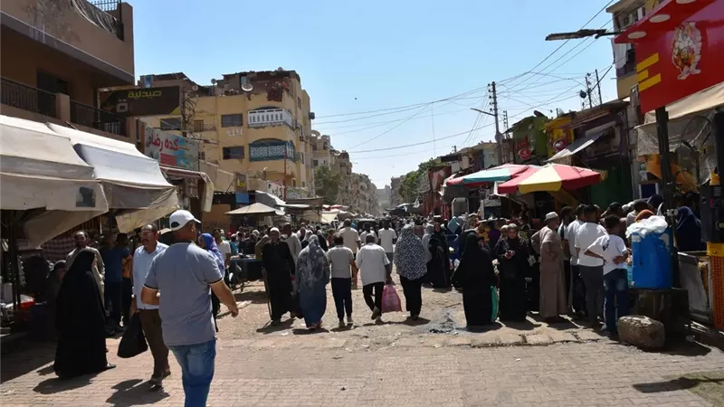 خلال جولته الميدانية بسوق السيل.. محافظ أسوان يشدد على رفع الإشغالات 