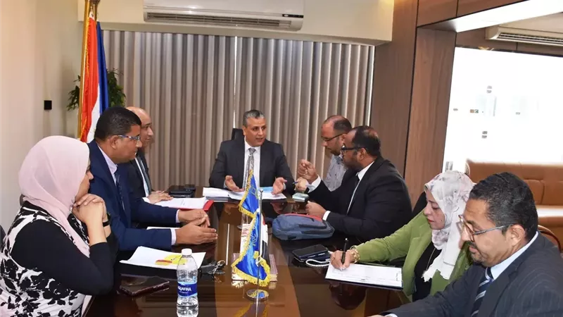 نائب محافظ أسوان يناقش عجز الأطباء والتمريض وآليات التخلص من النفايات الطبية