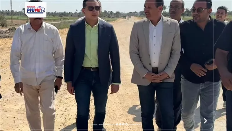 نائب محافظ الفيوم يتفقد أعمال رصف طريق المصرف القاطع بمركز يوسف الصديق