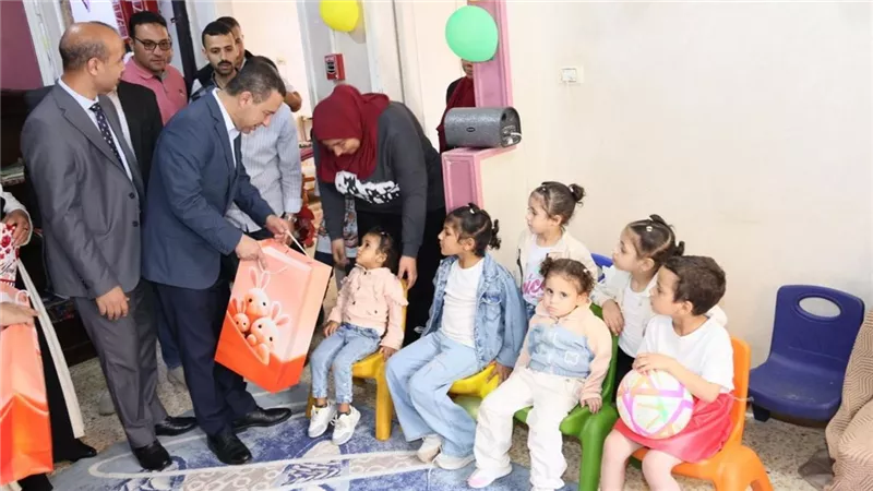   محافظ المنوفية يزور الحضانة الإيوائية بشبين الكوم ويوزع العيدية والهدايا