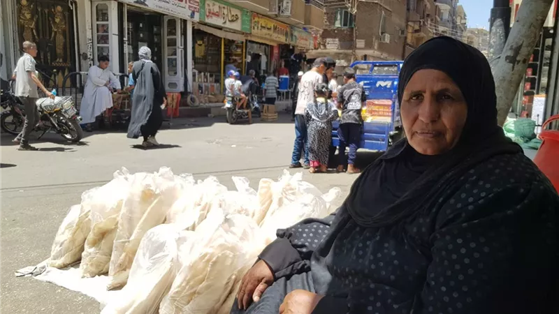 “العيد ما يكملش من غيره”.. أم عبده تكشف سر فطير السخينة الأشهر بالأقصر