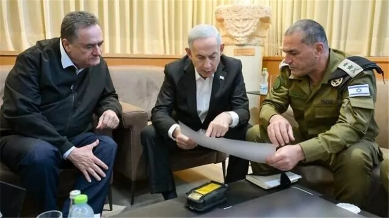 نتنياهو يلتقي بوزير الدفاع ورئيس أركان الجيش الإسرائيلي في مقر القيادة
