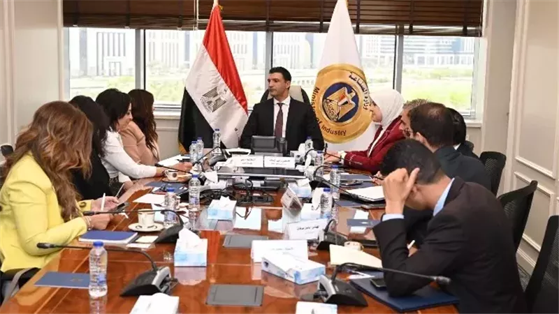 وزير الصناعة يبحث مع ساويرس تطوير التعليم الفني وربطه بسوق العمل