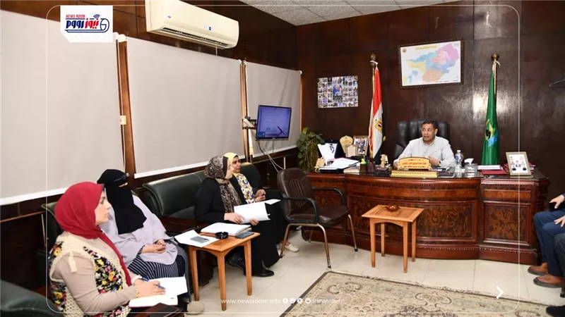 سكرتير عام المحافظة المساعد يناقش سبل تعظيم الموارد المحلية الذاتية بالفيوم