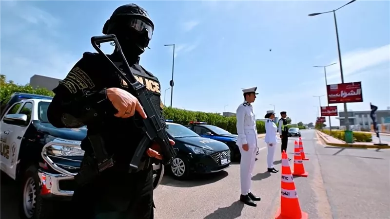 شاهد الداخلية ترفع درجة الاستعداد للقصوى وتنتشر في الشوارع قبل العيد