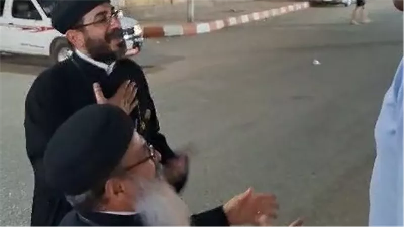مشهد يخطف القلوب في نجع حمادي.. قساوسة يوزعون تهاني عيد الأضحى بين المواطنين