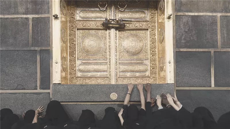 القصة الكاملة ليوم الخليف في المسجد الحرام ومشهد نساء مكة