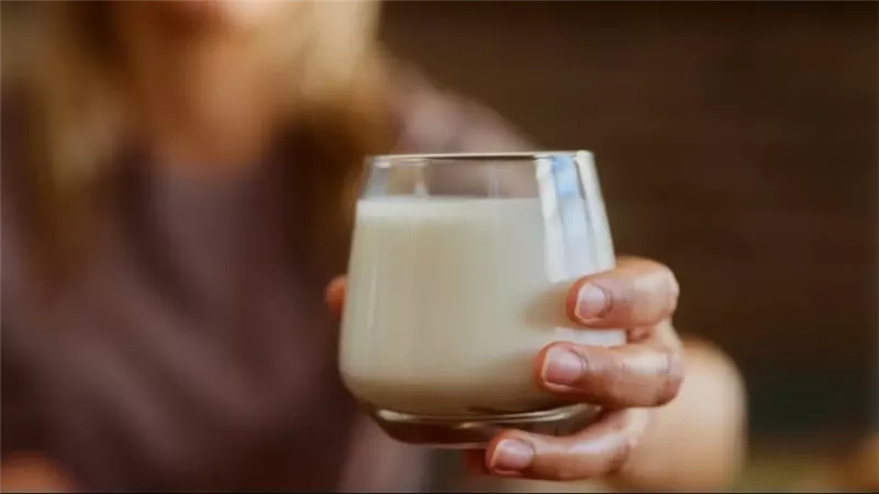 كم ساعة يمكن ترك الحليب خارج الثلاجة قبل أن يفسد؟ إليكِ التفاصيل 