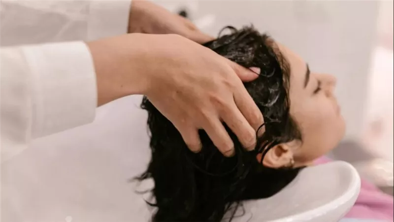 ماذا يحدث لشعرك عند غسله مرة واحدة فقط في الأسبوع؟