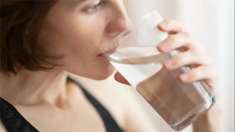 كيف يؤثر شرب الماء والسوائل قبل الأكل على عملية الهضم؟