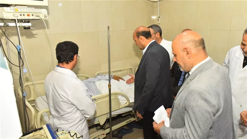 محافظ أسيوط يواصل جولاته الإنسانية بالمستشفيات في العيد.. هدايا وعيديات للمرضى