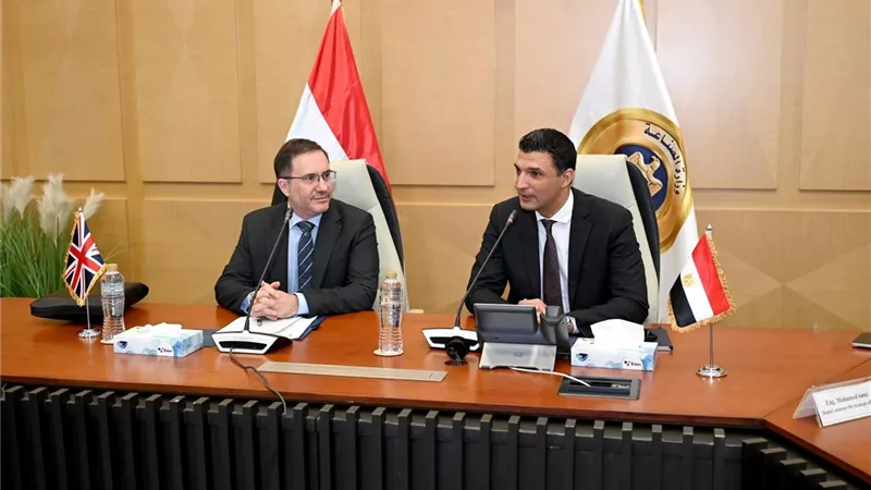 وزير الصناعة يبحث خطط التوسع والتحديات مع الشركات البريطانية بمصر